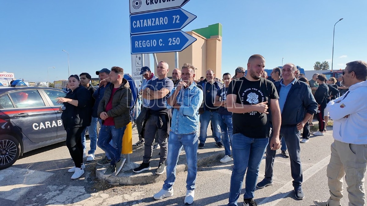 Agricoltori sulla SS 106, la protesta continua anche oggi: ieri l'incontro in Prefettura - Foto: Redazione 