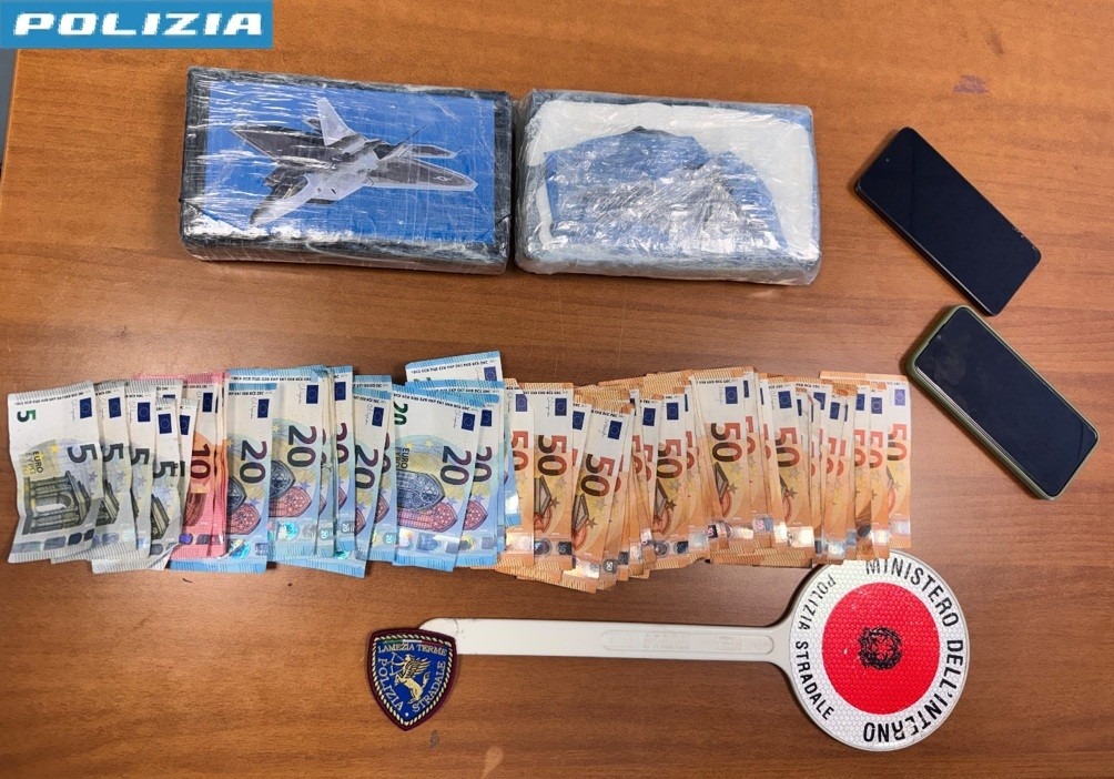 Lamezia Terme - Oltre 2 chili di cocaina in auto, fermato dalla Polizia - Foto: Ufficio stampa Questura di Catanzaro