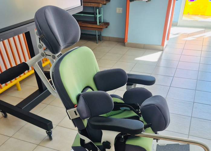Petronà - Una sedia posturale per favorire inclusione e diritto allo studio - Foto: Ufficio stampa Comune di Petronà