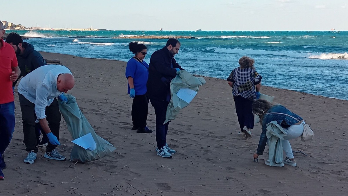 474 rifiuti raccolti sulla spiaggia di Crotone: al via la ricerca di PAR sui rifiuti del litorale - foto uff. stampa Psiko ambiente
