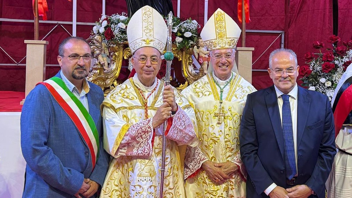 Michele Affidato realizza la corona nel centenario dell’incoronazione della Madonna di Ciminà - Foto Uff. Stampa Michele Affidato 