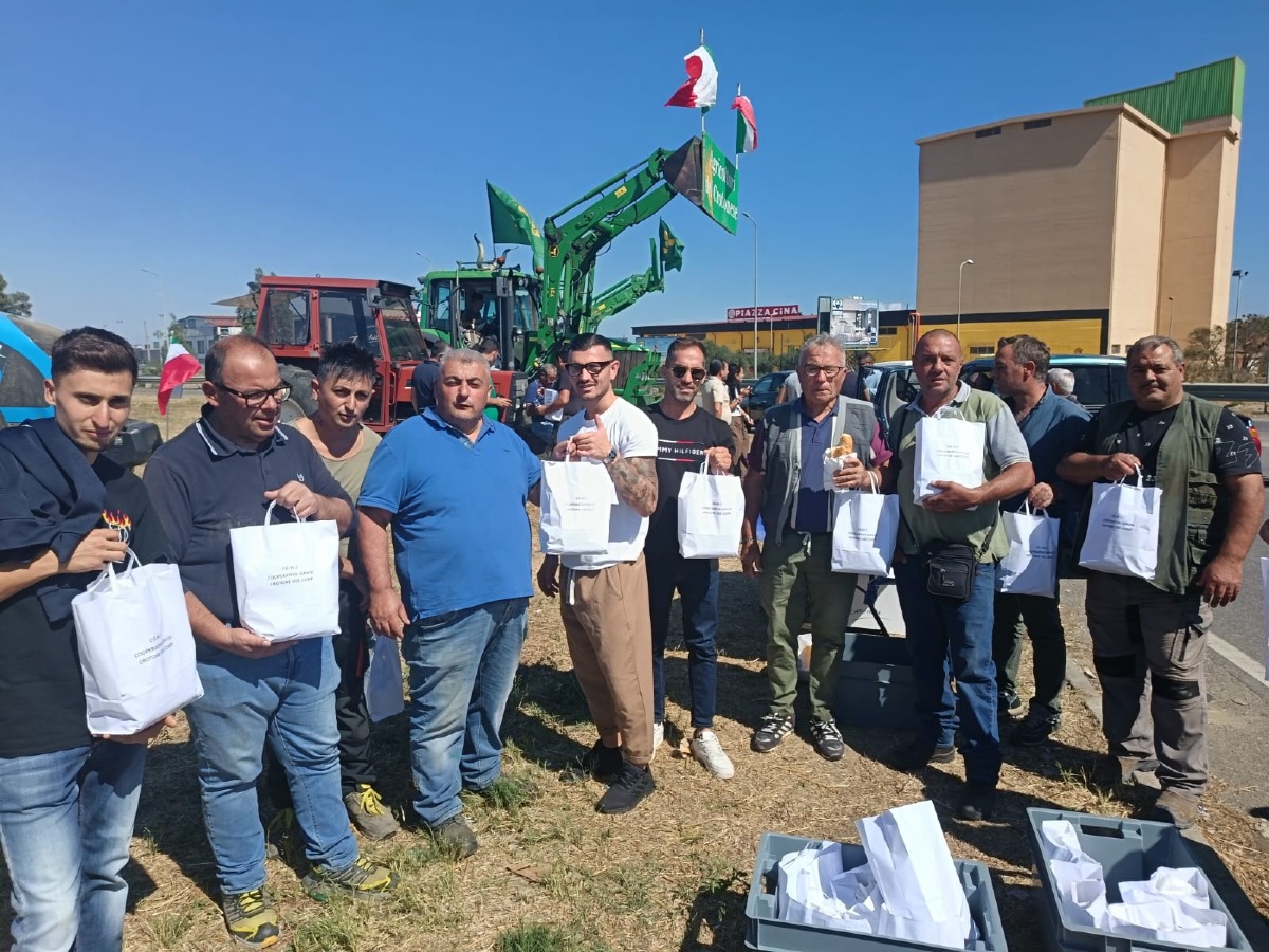 Crotone - Solidarietà agli agricoltori, pasti al presidio di Passovecchio - Foto Uff Stampa Cosec