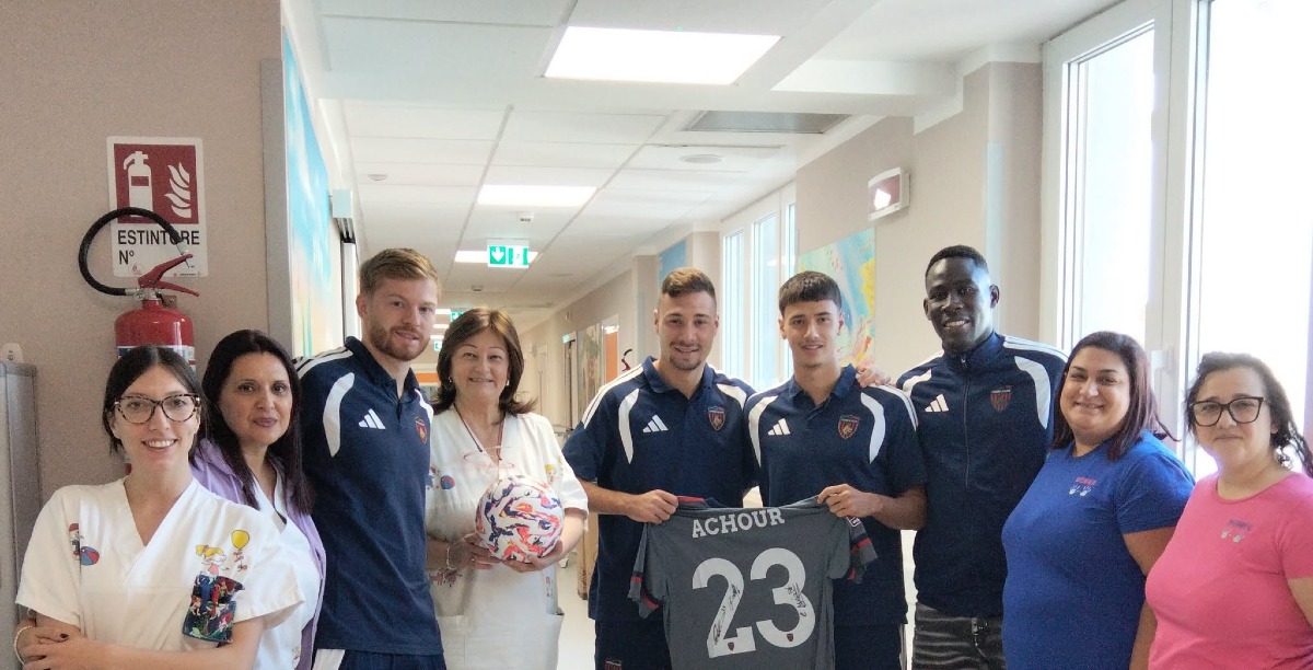 Cosenza Calcio, i giocatori fanno visita ai bambini ricoverati in Pediatria - Foto: Uff. Stampa Cosenza Calcio