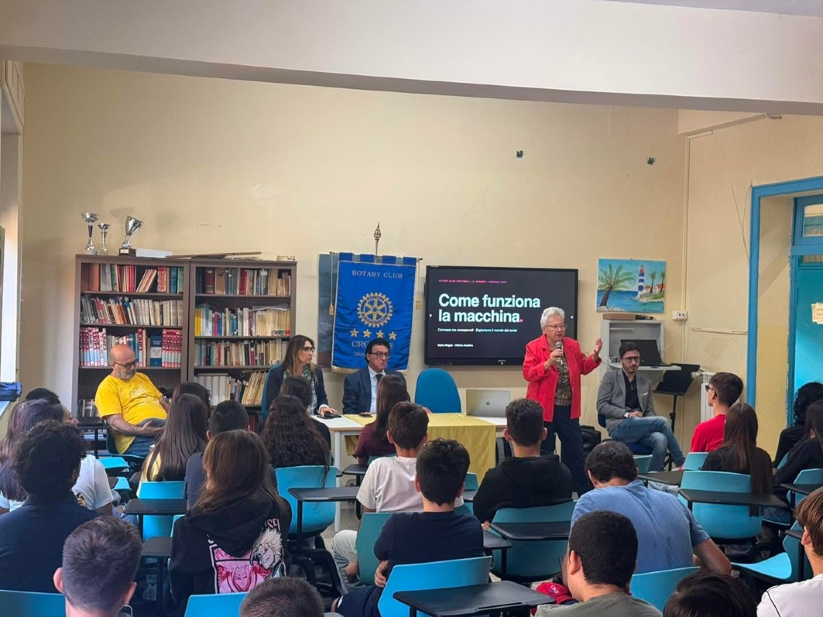 Crotone, “Connessi ma consapevoli”: a scuola si parla di social e sicurezza digitale - Foto: Rotary Club Crotone