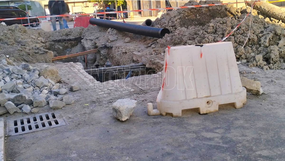 Crotone - Cantiere davanti alla Rosmini, i genitori chiedono sicurezza - Foto: Redazione 