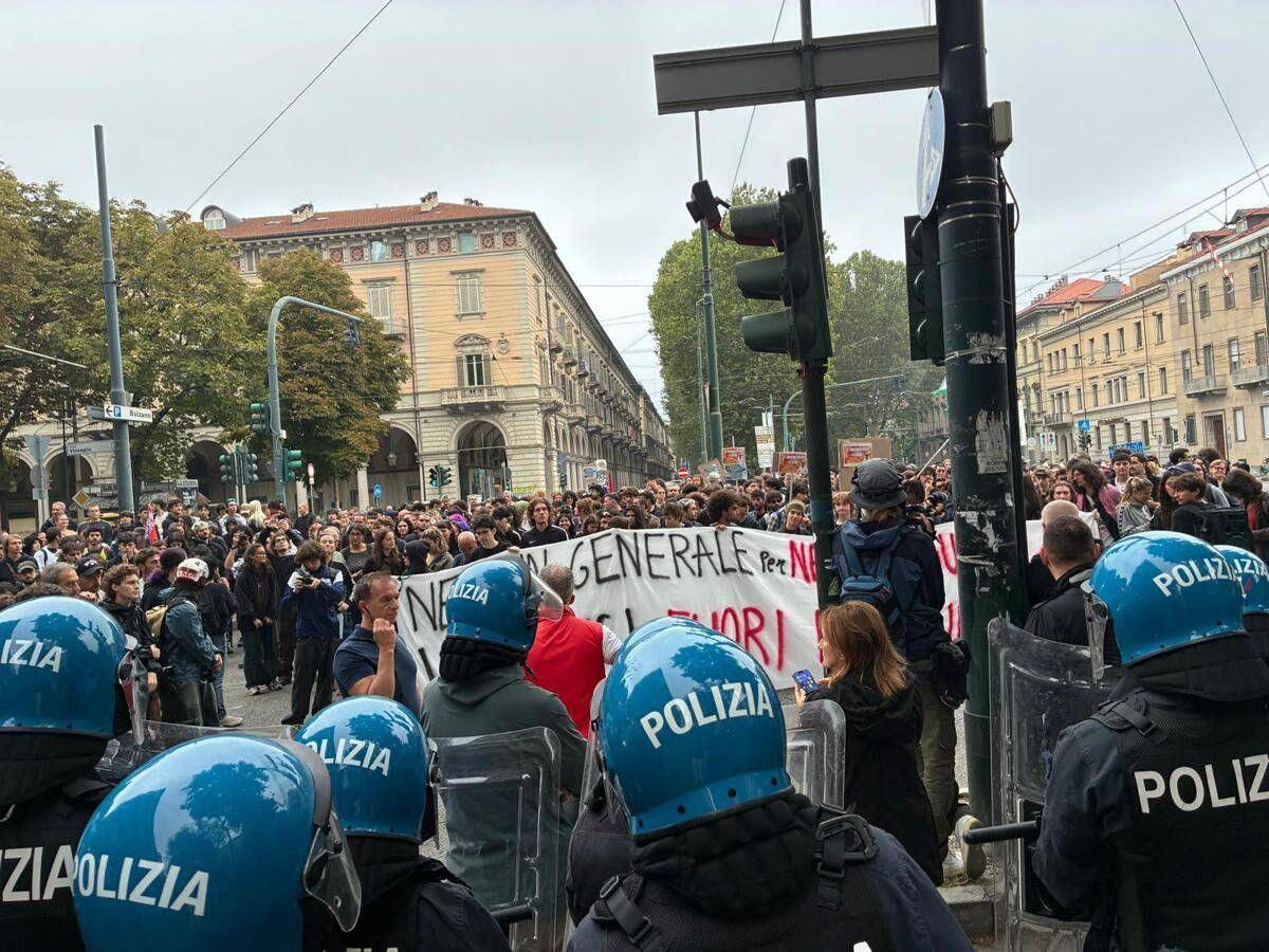 Vannacci a Torino, la protesta contro il generale e il seminario della polizia - 