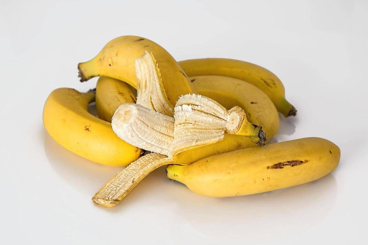 Buccia di banana frullata in acqua, la 'ricetta' per curare le piante - 
