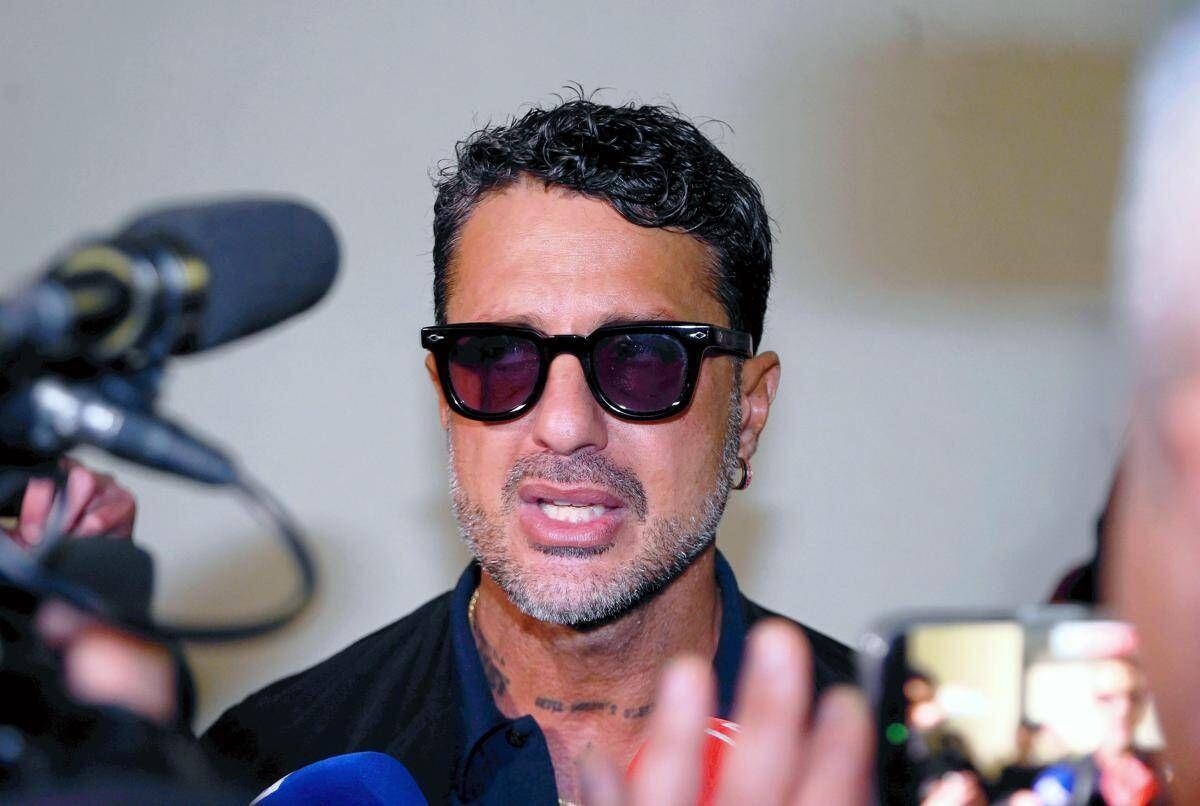 Fabrizio Corona e figlio minacciati, auto dell'ex re dei paparazzi presa a colpi di catena - 