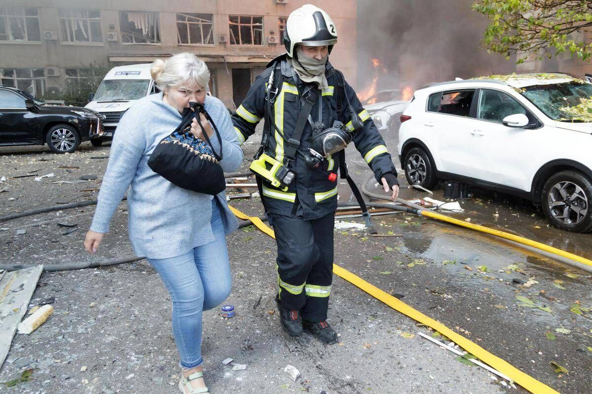Ucraina, attacco nella notte a Kiev: danni e incendi. Zelensky: "8000 truppe nordcoreane in Russia" - 