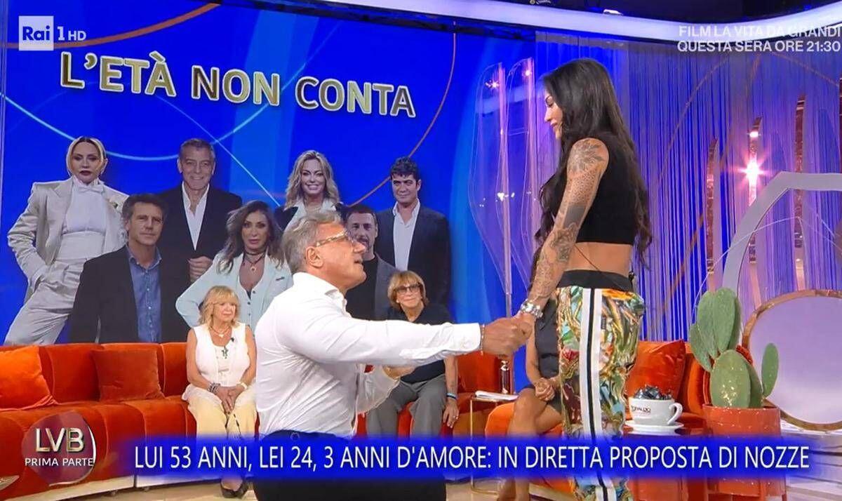 Lui ha 53 anni, lei 24: a La volta buona arriva la proposta di matrimonio a sorpresa - 