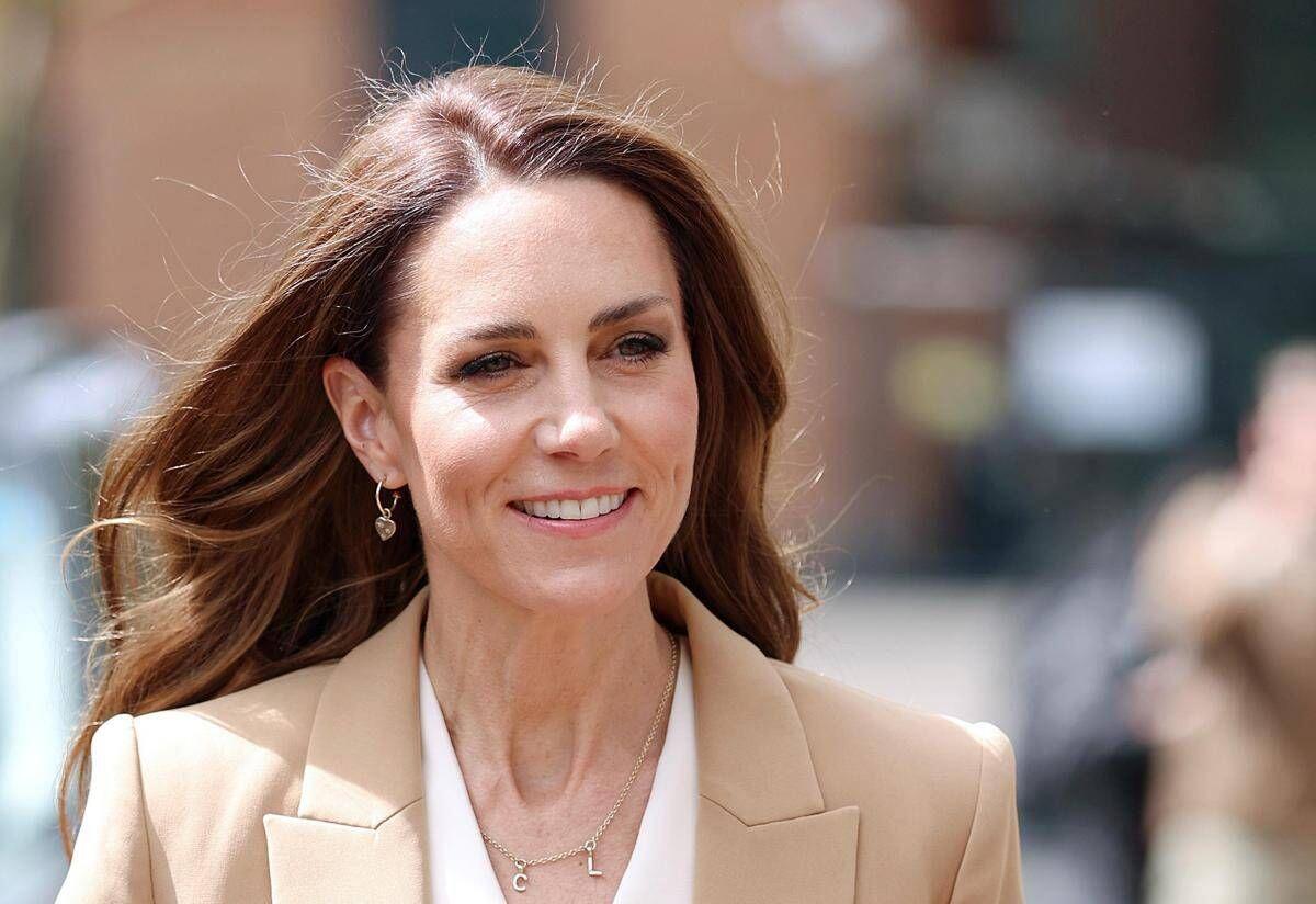 Principessa Kate Middleton a sorpresa nell'ospedale dove curò cancro, ringrazia medici e incontra pazienti - 
