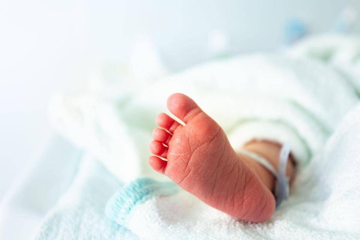 Va in ospedale con forti dolori e due ore dopo diventa mamma: la storia di Anna Wolfe, che non sapeva di essere incinta - 