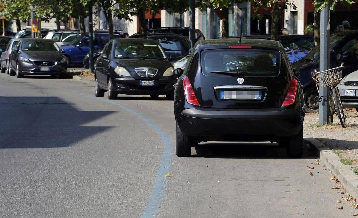 Strisce blu e nuovo Codice della strada, cosa cambia nel 2026: le nuove regole - 