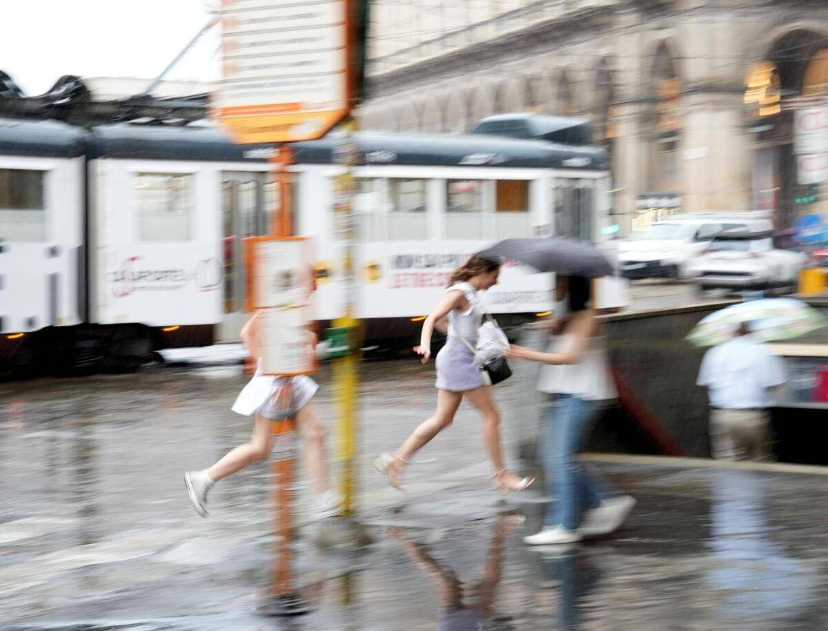 Meteo, cambia tutto: piogge e temporali al Nord, poi il maltempo arriva al Sud - 