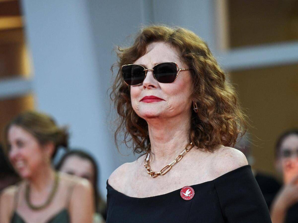 Mostra di Venezia, Susan Sarandon sul tappeto rosso con la spilletta 'cessate il fuoco a Gaza' - 
