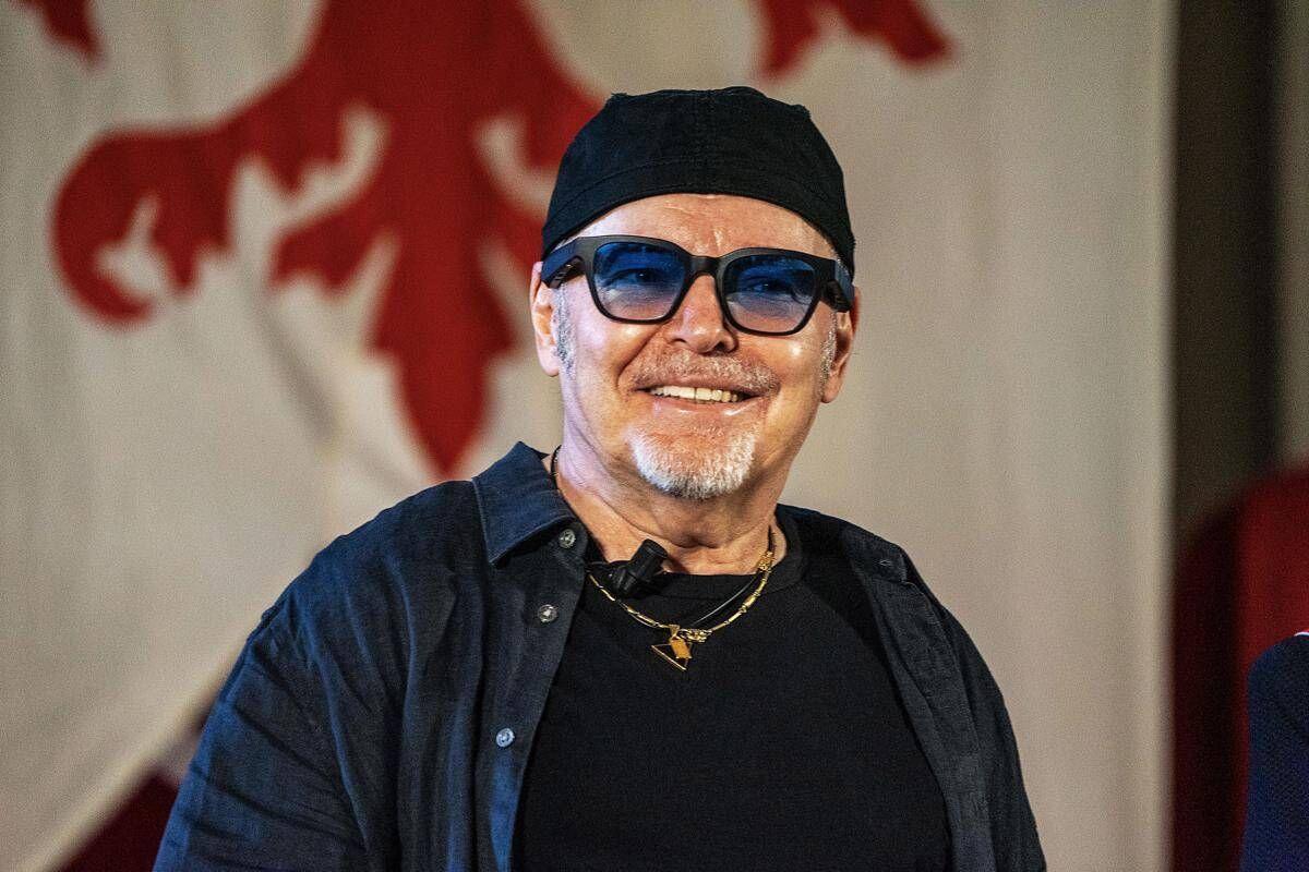 Vasco Rossi in ospedale, operato alla schiena: "Sono già in piedi" - 