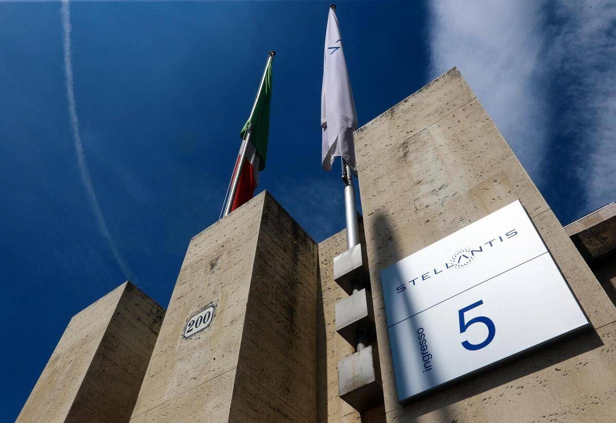 Stellantis, cassa integrazione a Mirafiori dal 19 al 30 ottobre su linea 500 elettrica e ibrida - 