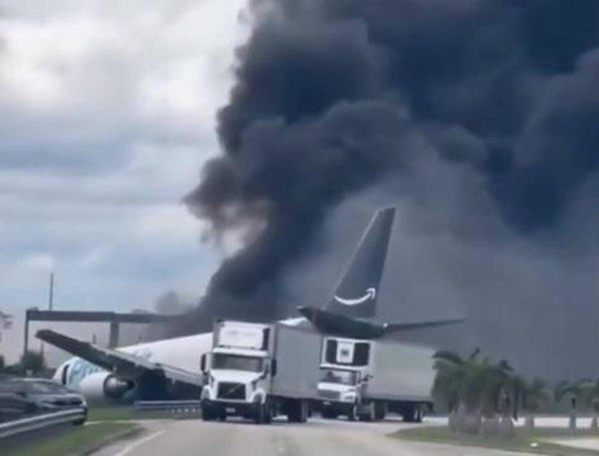 Aereo Boeing 767 cargo di Amazon esce di pista, si schianta e prende fuoco a Miami - Video - 