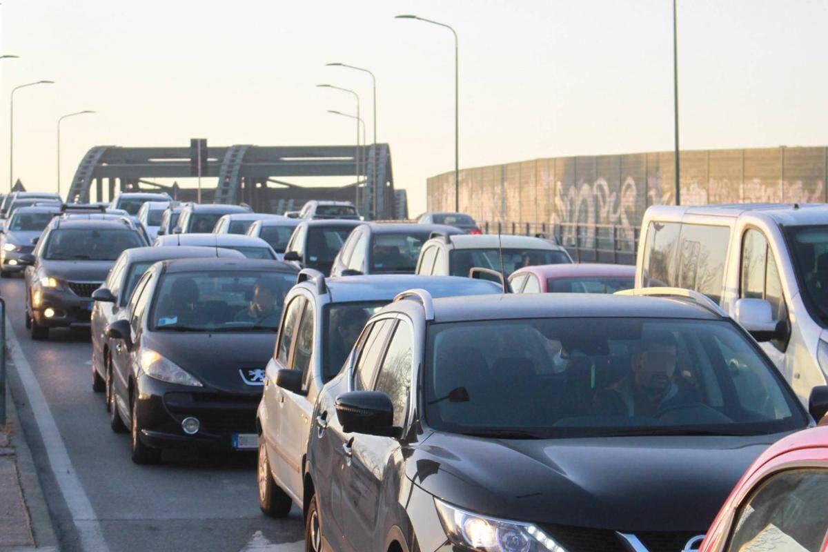 Governo abolisce il bollo per le auto medio-piccole e per le moto. Meloni: "Via una delle tasse più odiate dagli italiani" - 