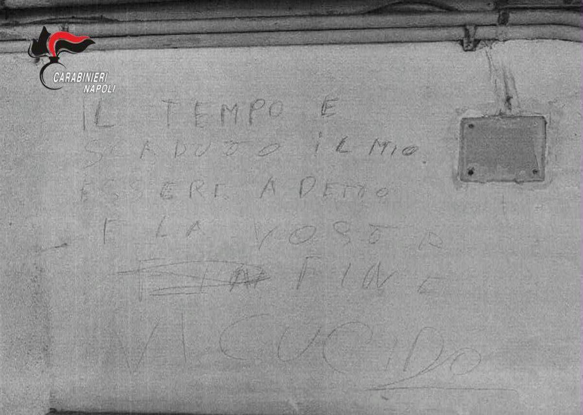 A Napoli arrestato 44enne per maltrattamenti all'ex moglie, sul muro aveva scritto: "Il tempo è scaduto vi uccido" - 