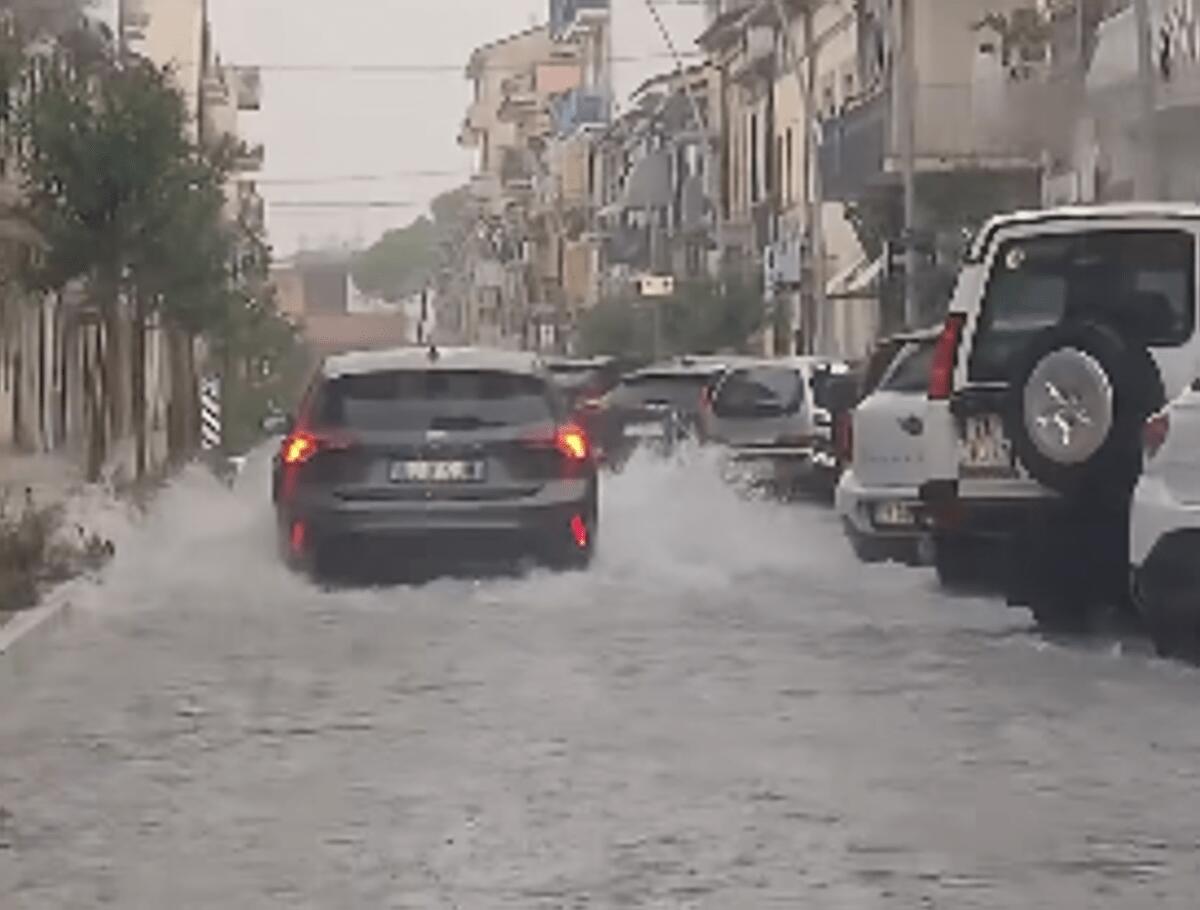 Maltempo in Toscana, bomba d'acqua su Empoli: 43 mm in mezz'ora, strade come fiumi - 