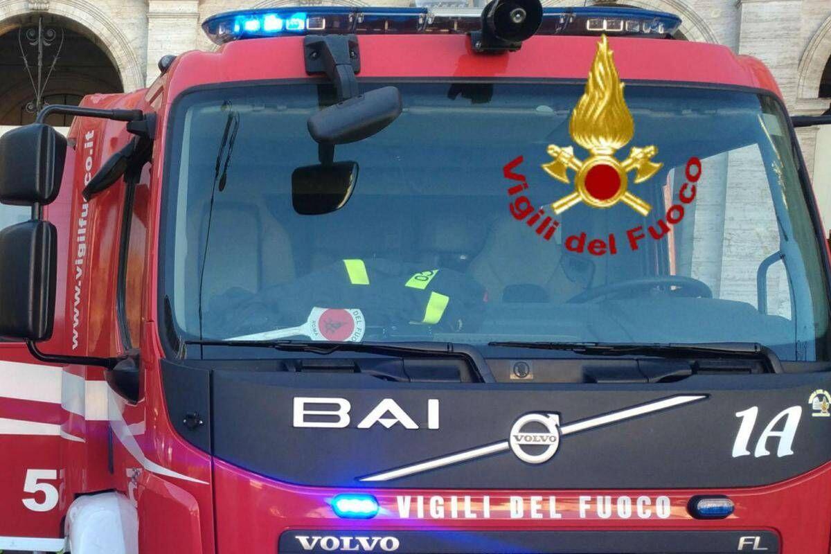 Crolla il solaio di un negozio in via Cola di Rienzo: 4 soccorsi ed estratti da macerie - 