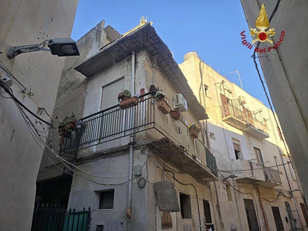 Trapani, crolla il balcone della sua casa: morta una donna a Mazara del Vallo - 