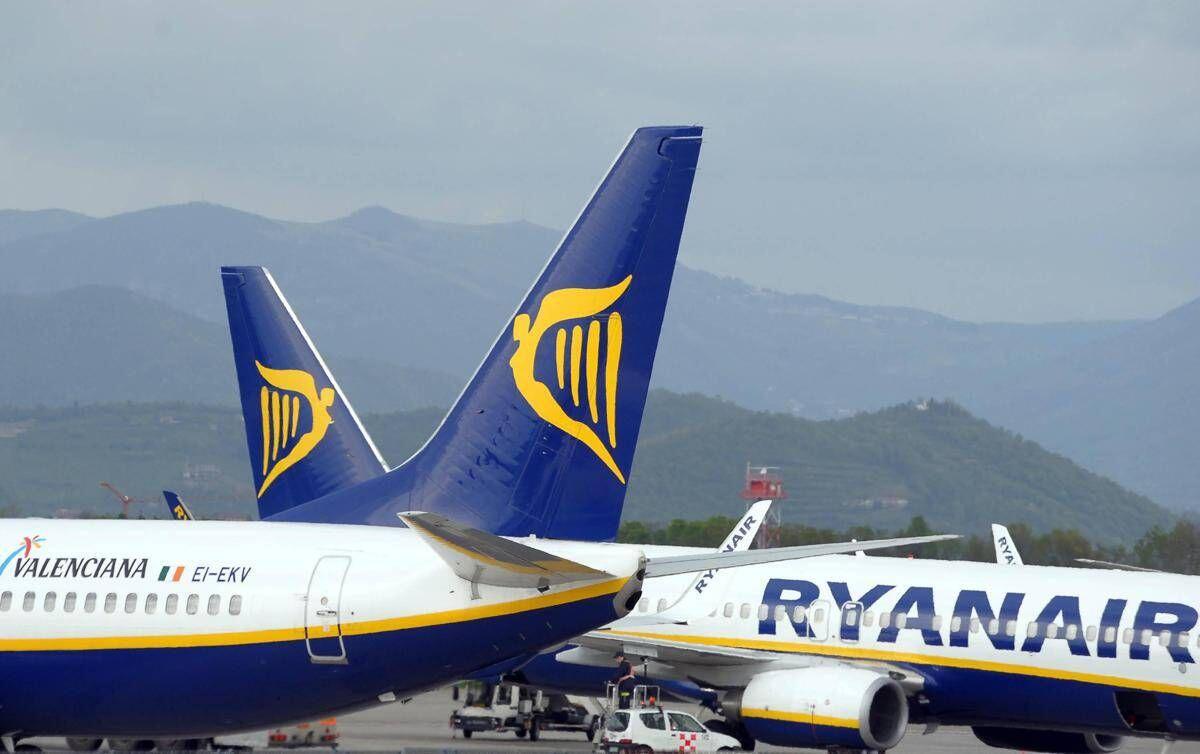 Caos nel Regno Unito, nuovo problema tecnico ai sistemi di controllo del traffico aereo: almeno 200 voli cancellati - 