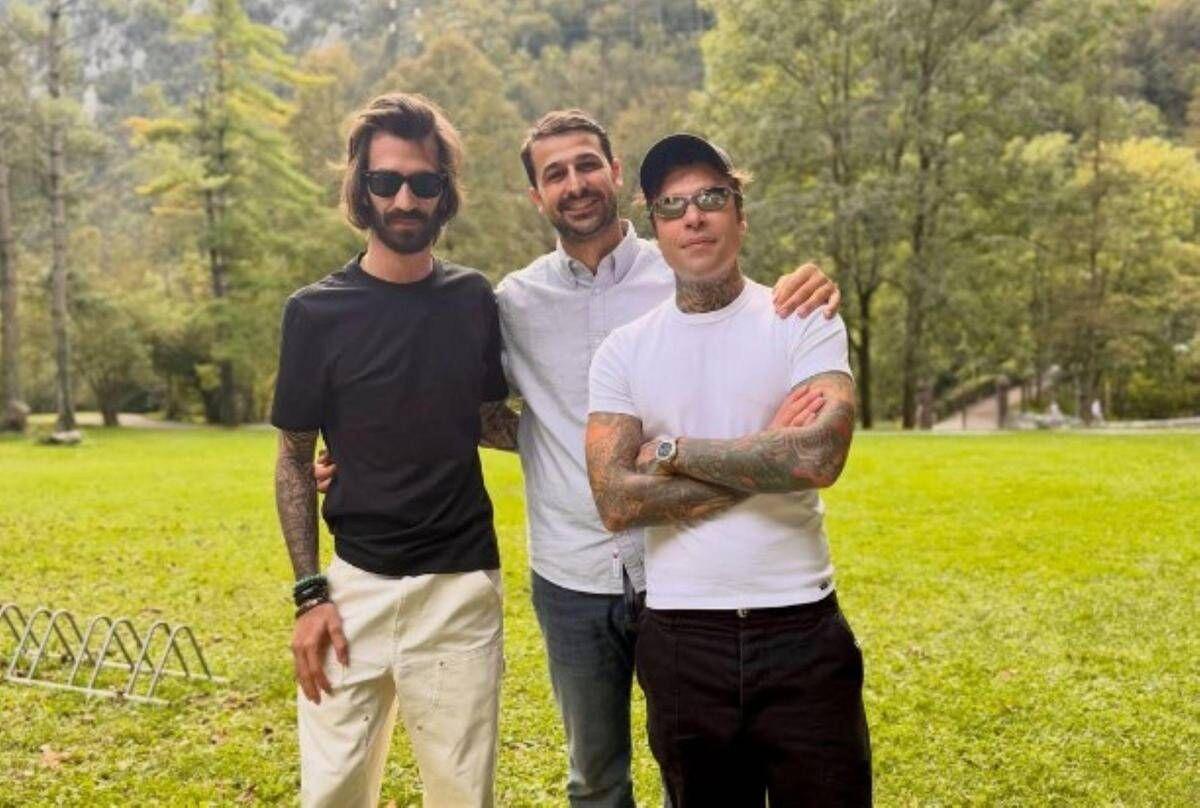 Fedez, vacanza in montagna con fidanzata e figlio. E spunta Leonardo Maria Del Vecchio - 