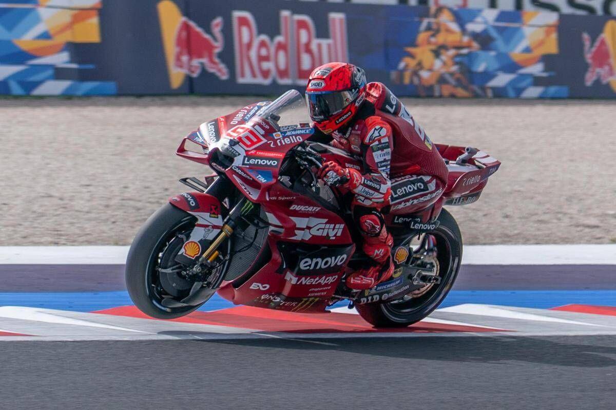 Gp Misano, Marc Marquez domina gara sprint davanti a Bezzecchi: l'ordine di arrivo e come cambia la classifica - 