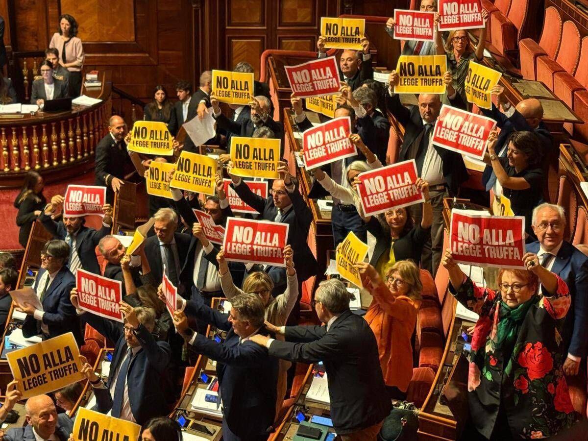 Legge elettorale, via libera del Senato. Protesta delle opposizioni in Aula: "Una truffa" - 
