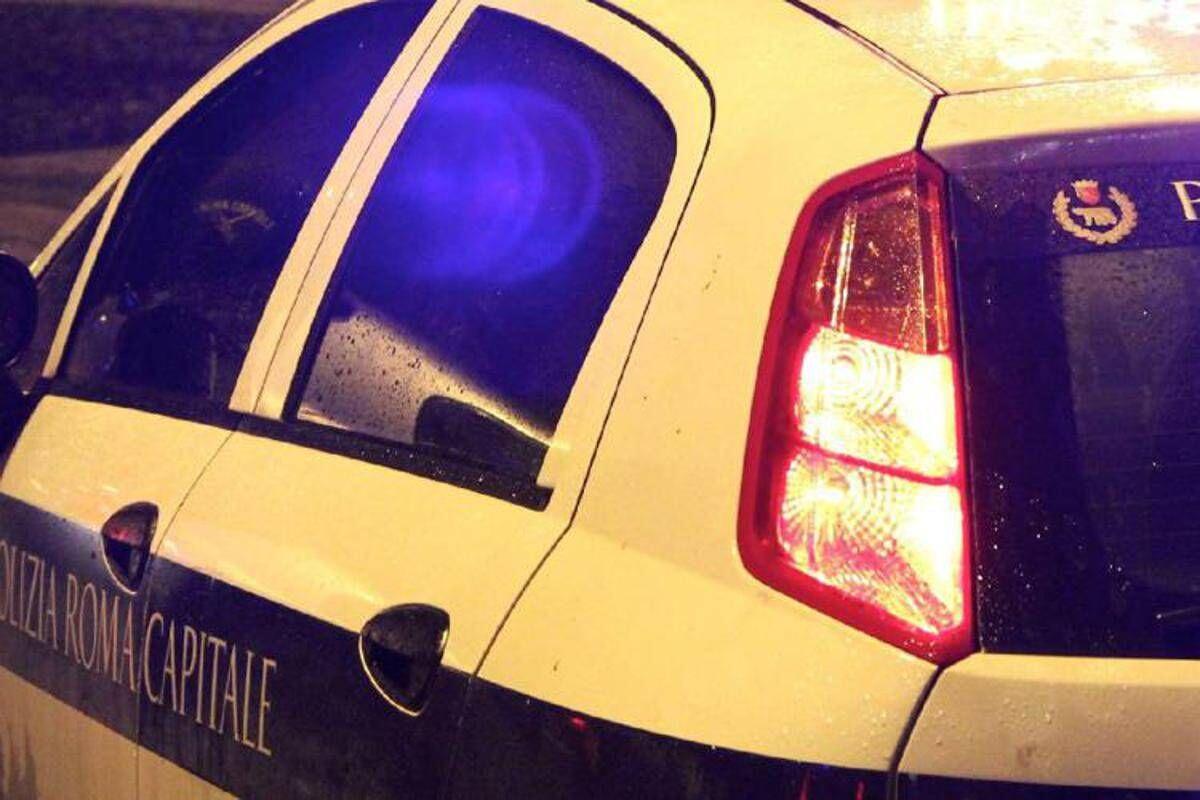 Ostia, autocarro danneggia ponte sulla via del Mare: traffico in tilt a Roma Sud - 