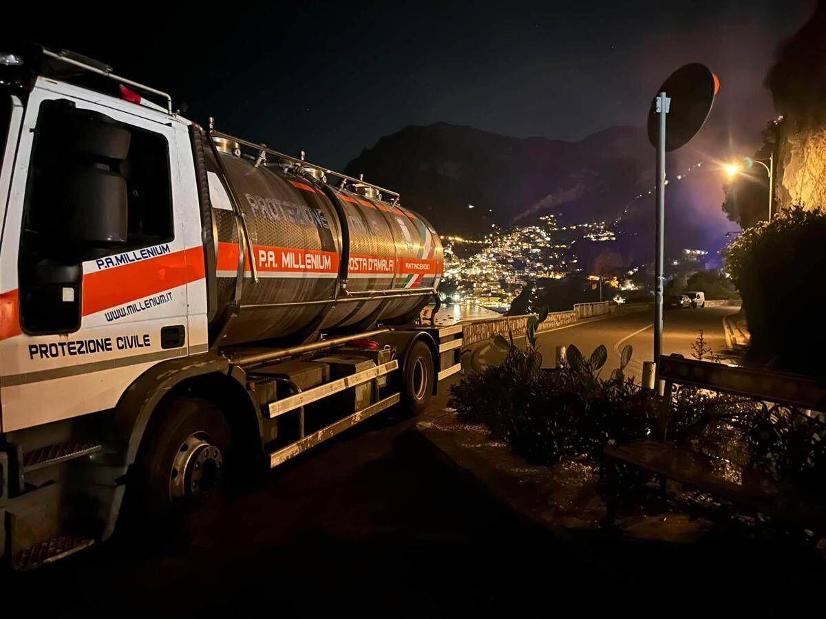 Vasto incendio a Positano provoca frana su strada 'Amalfitana', al lavoro vigili del fuoco - 