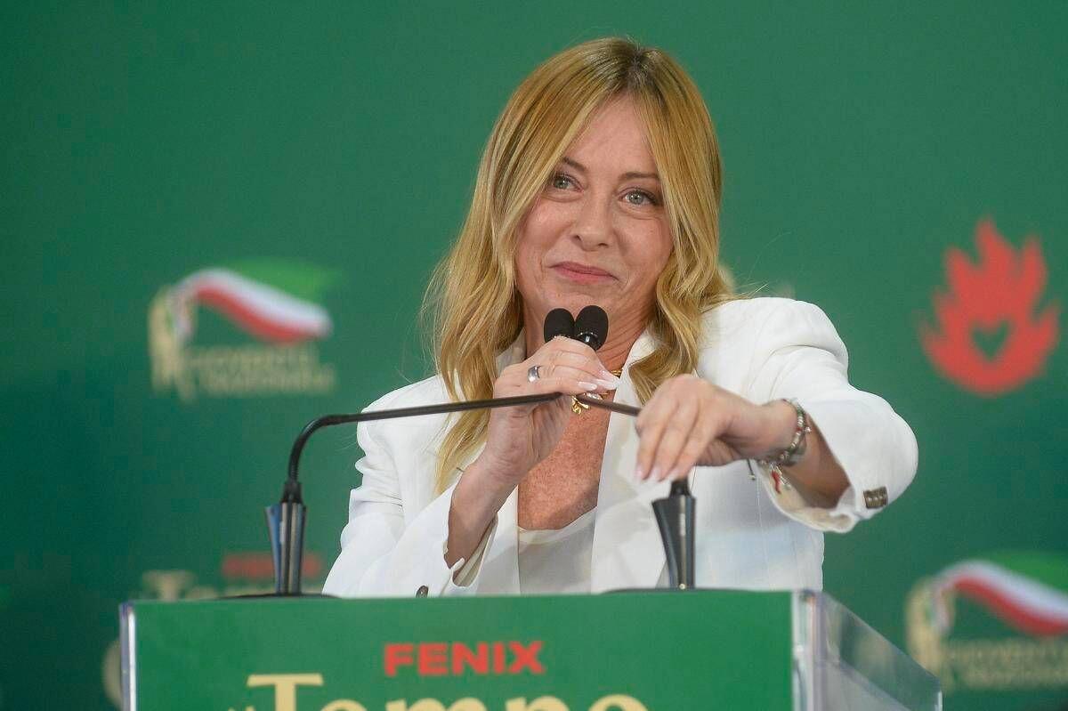 Meloni punge le opposizioni: "Non cantate 'Bollo ciao'?". E mette Vannacci nel mirino: "A scuola tetto a stranieri e stop al burqa" - 