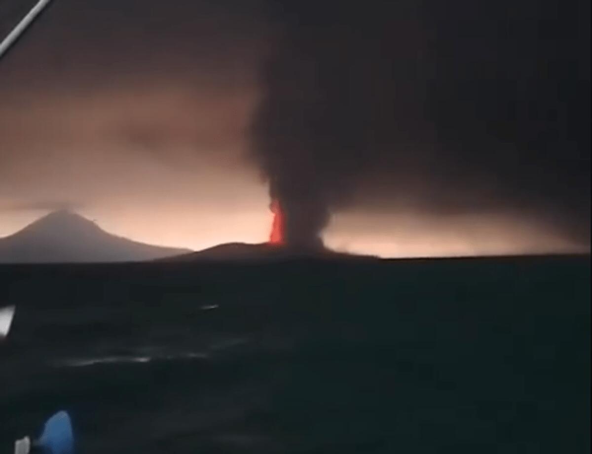 Indonesia, erutta il vulcano Anak Krakatau: chiusi quattro aeroporti, disagi per oltre 270mila passeggeri - 