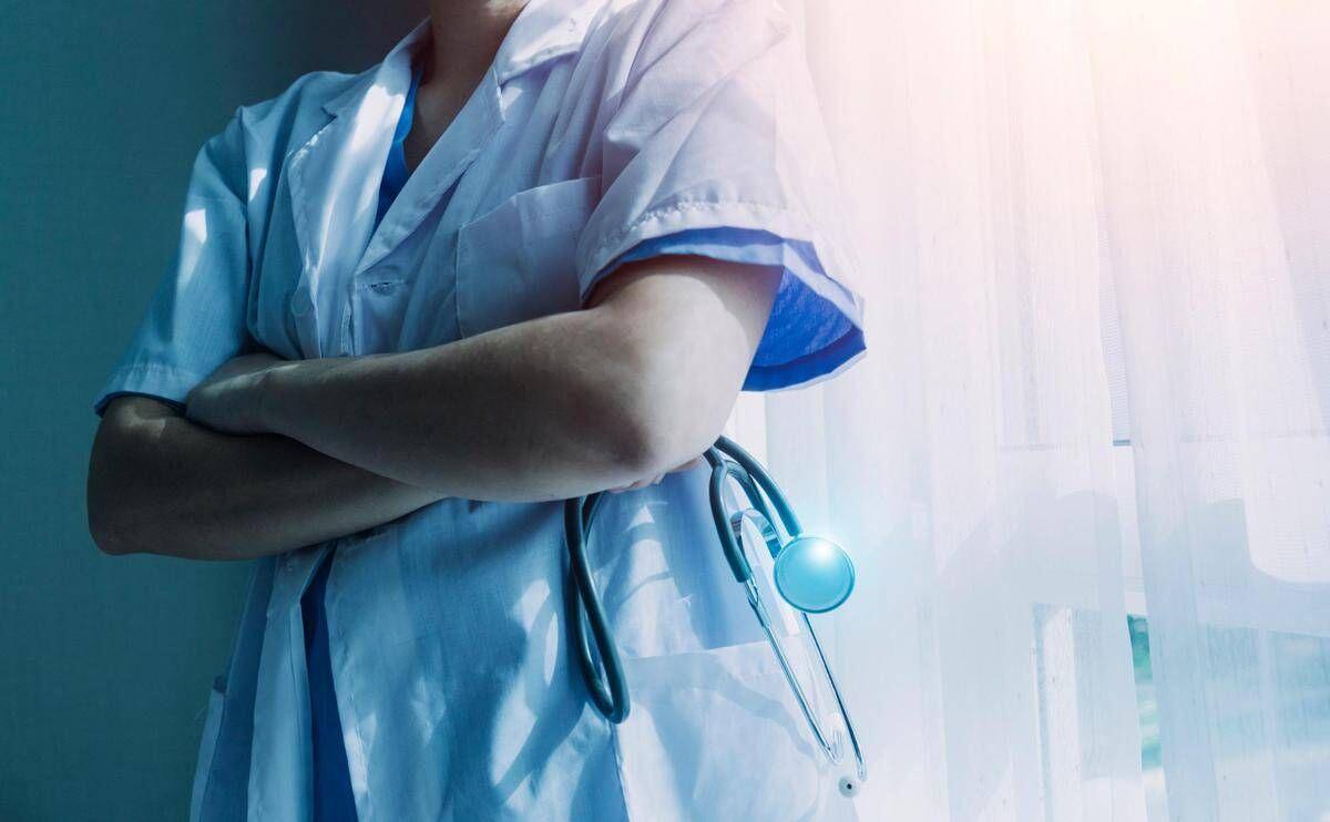 Infermiera va in pensione a 62 anni, ma non le basta: "Guadagno troppo poco" - 