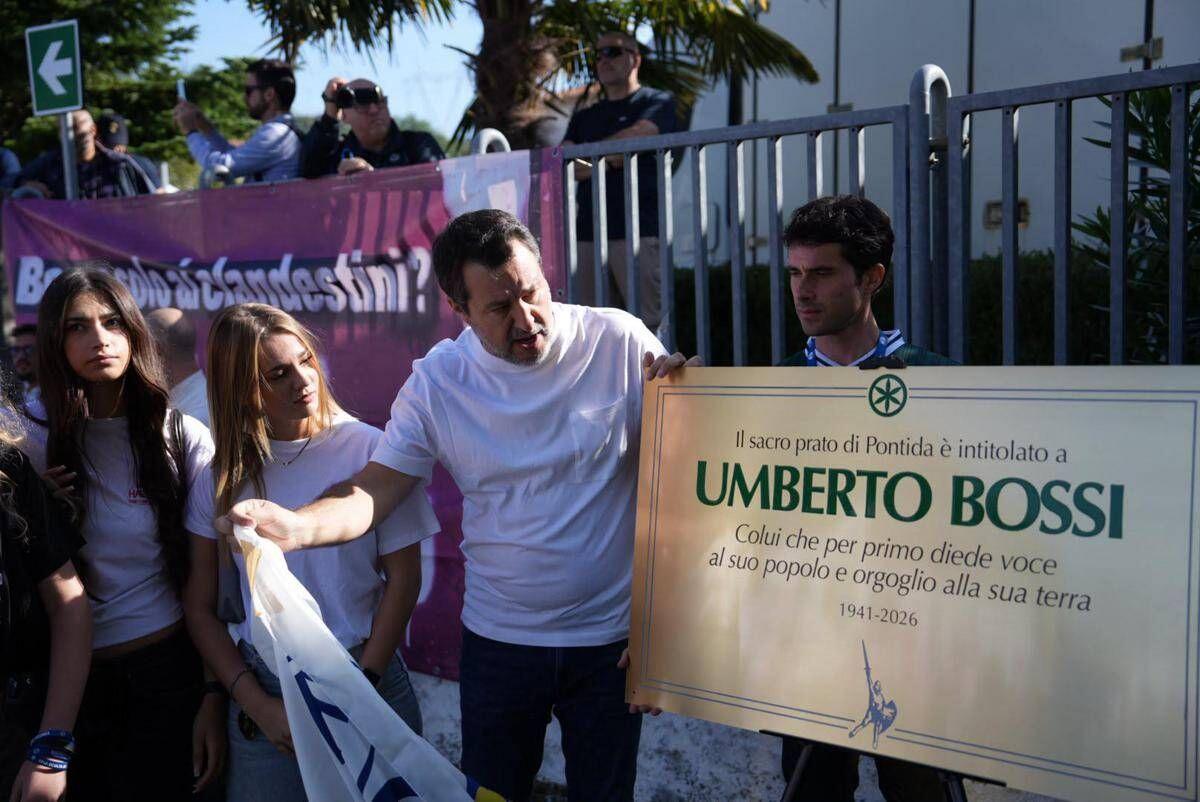 Pontida, Lega intitola pratone a Bossi. Salvini accolto da ovazione, lancia congresso straordinario - 