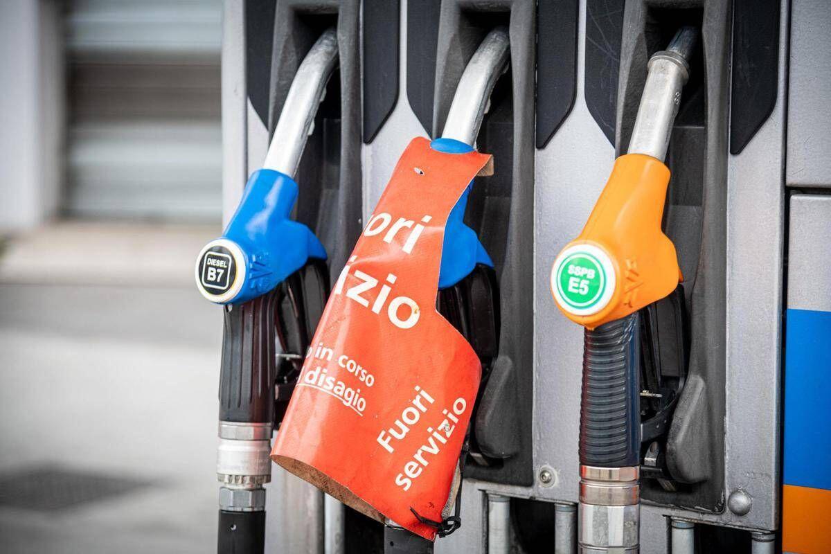 Carburanti, i prezzi volano: serie di record per il gasolio, su anche la benzina - 