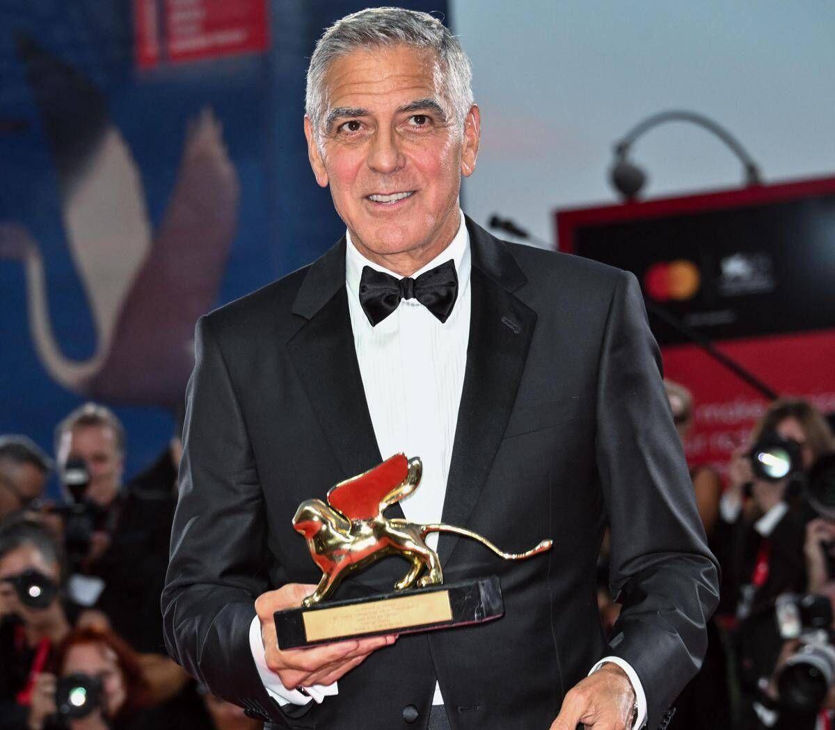 Mostra di Venezia, Clooney riceve il Leone d'oro alla carriera: "L'arte non ferma le guerre ma è antidoto contro la paura" - 