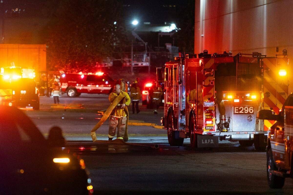 Elicottero di una tv precipita mentre filma un incidente stradale: almeno 3 morti, tragedia a Los Angeles - 
