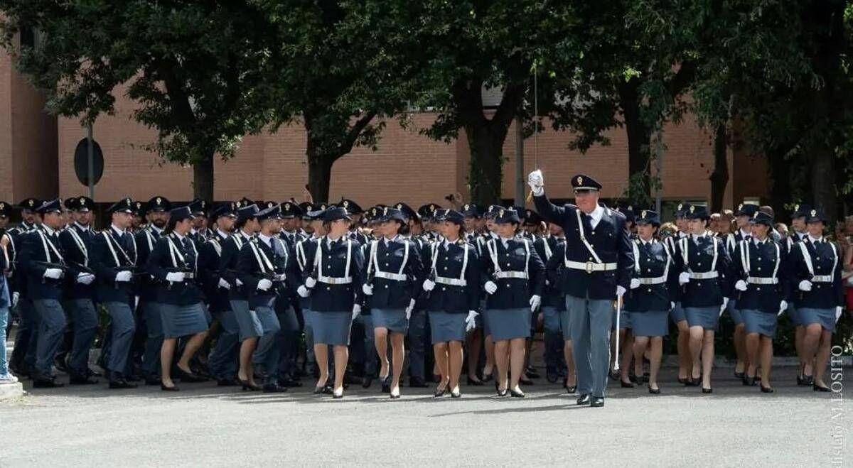Tatuaggi vietati e gonna obbligatoria nelle cerimonie per poliziotte, Silp Cgil: "E' discriminatorio'' - 