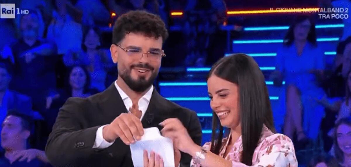 Affari Tuoi, primo gender reveal durante la puntata: Ylenia aspetta un maschietto - 