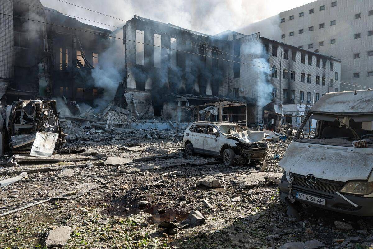 Ucraina, drone russo su bus di linea a Nikopol. Allarme Fbi: "Russia pianifica omicidi mirati in Usa e Europa" - 
