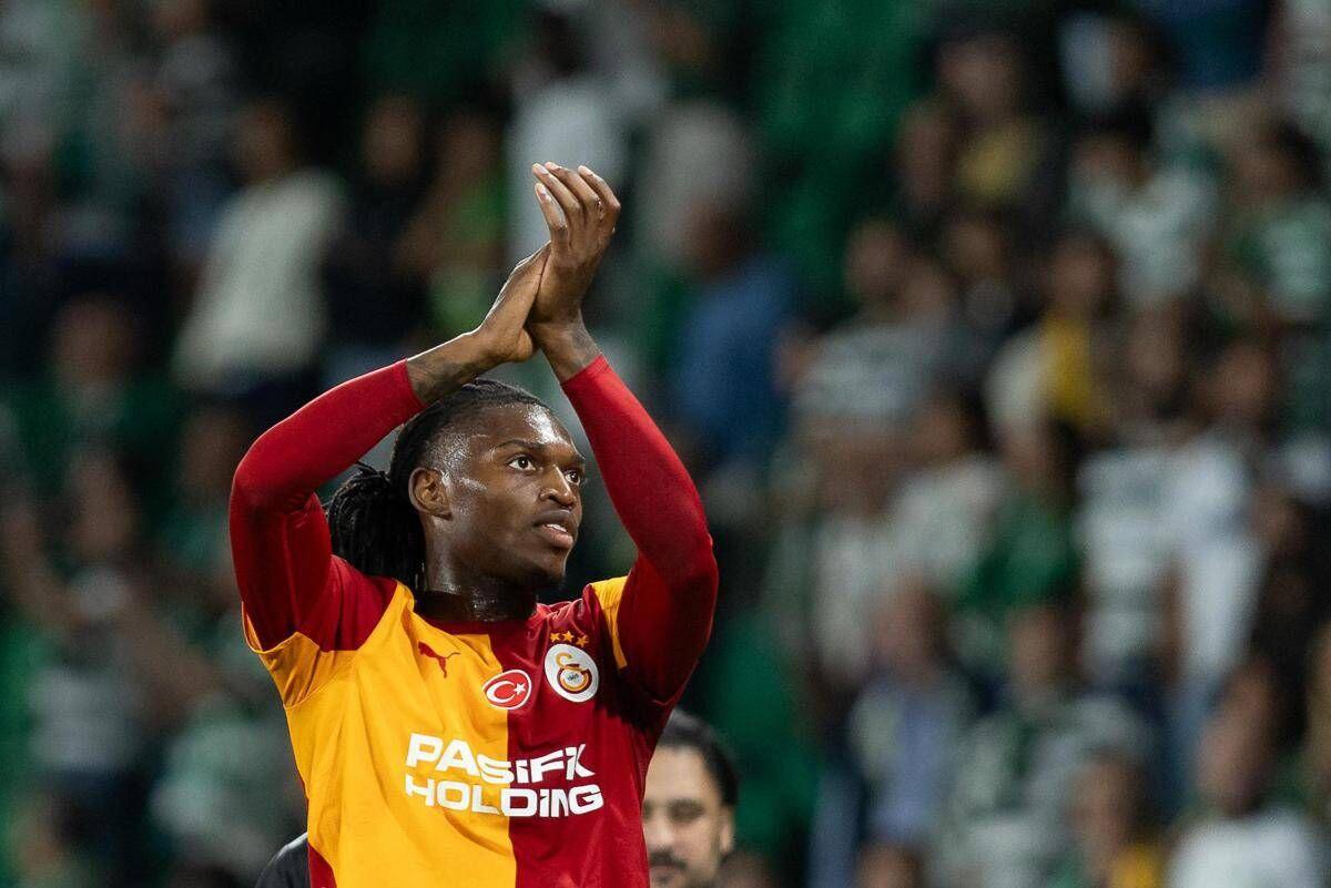 Leao, pioggia di fischi all'esordio in Champions con il Galatasaray - Video - 
