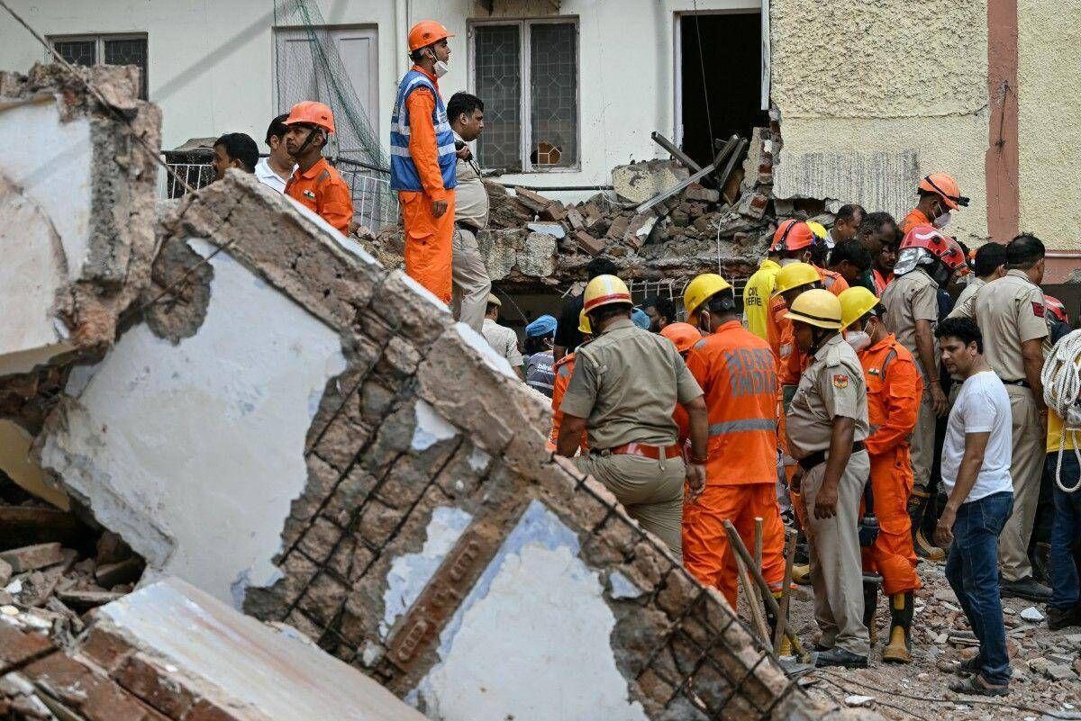 India, 6 morti in crollo edificio a Nuova Delhi: si continua a scavare tra le macerie - 