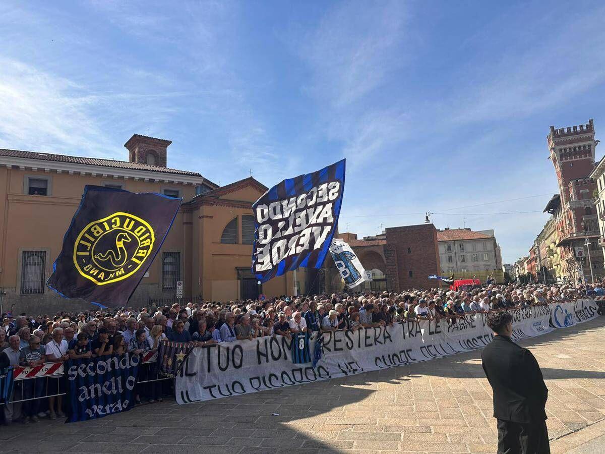 Funerali Mazzola a Milano: arrivati calciatori, dirigenti e tifosi per l'ultimo saluto alla leggenda dell'Inter - 
