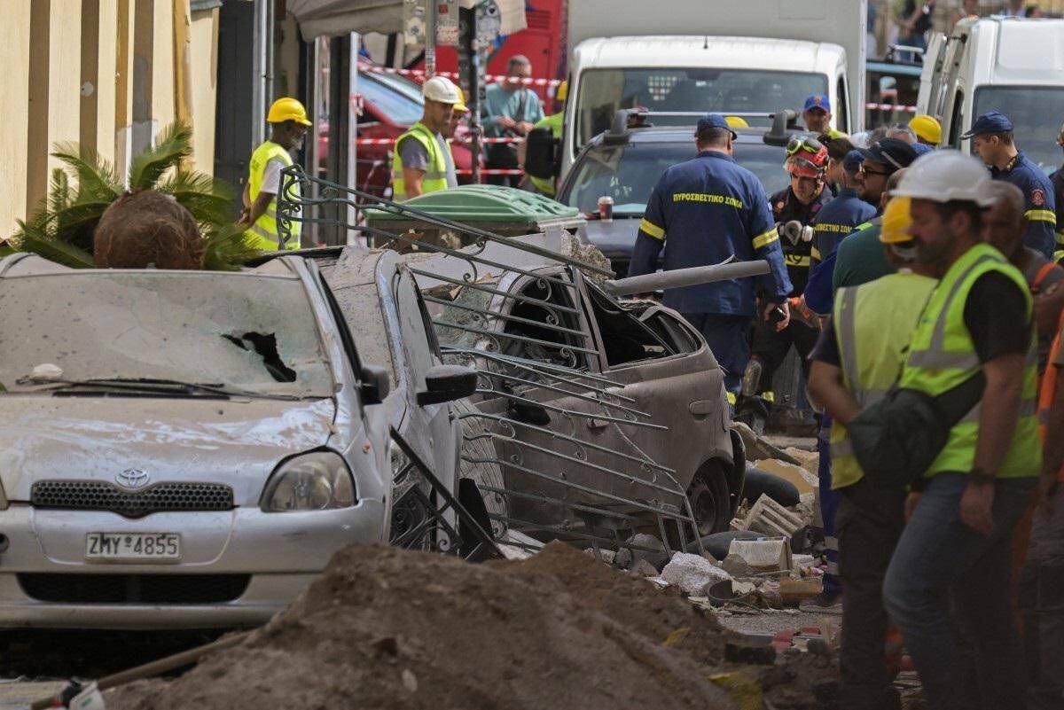 Grecia, crolla palazzina ad Atene: 6 dispersi tra cui 4 turisti - 