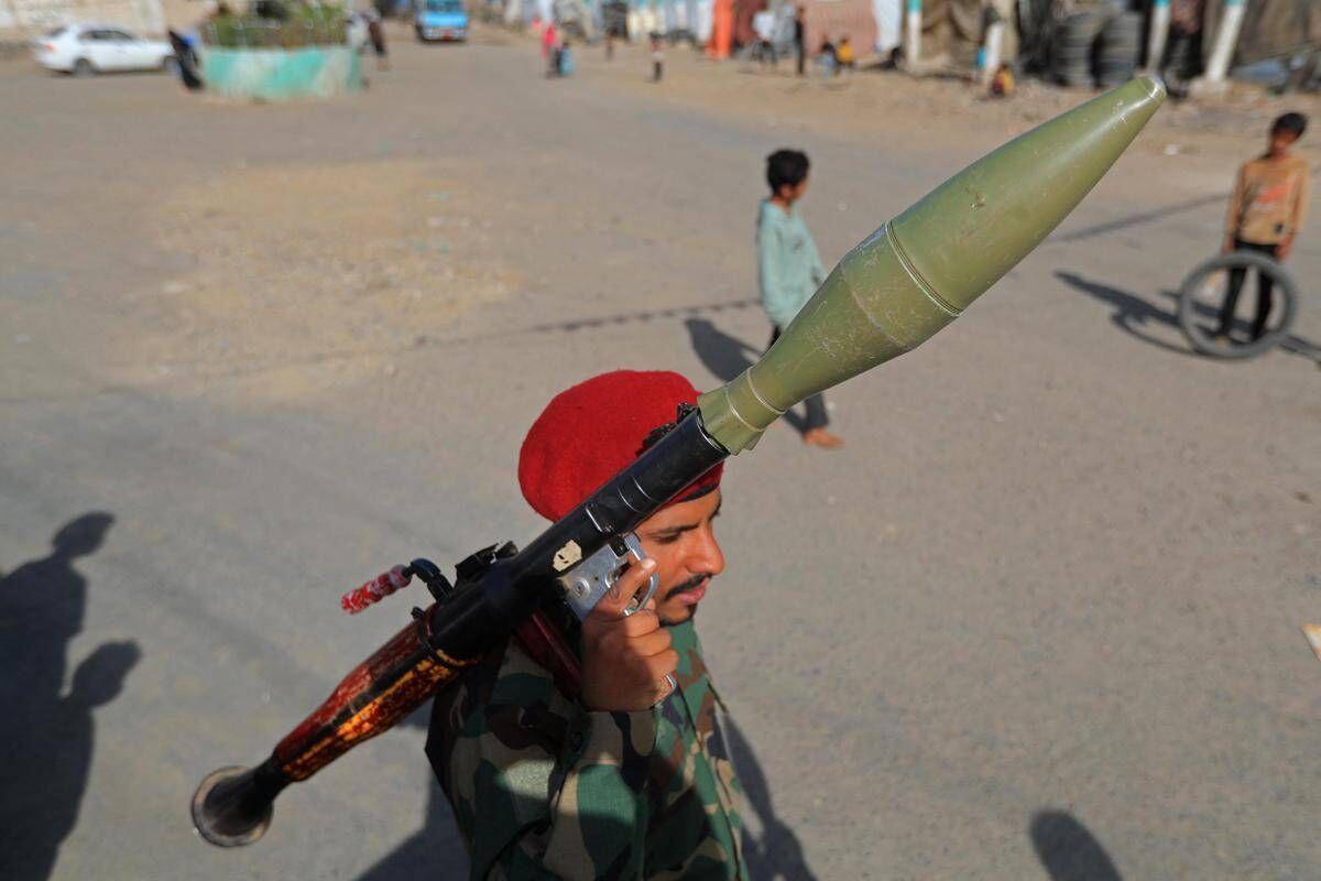 Yemen, gli Houthi conquistano Mayyun e attaccano base in Arabia Saudita: alta tensione nel Mar Rosso - 