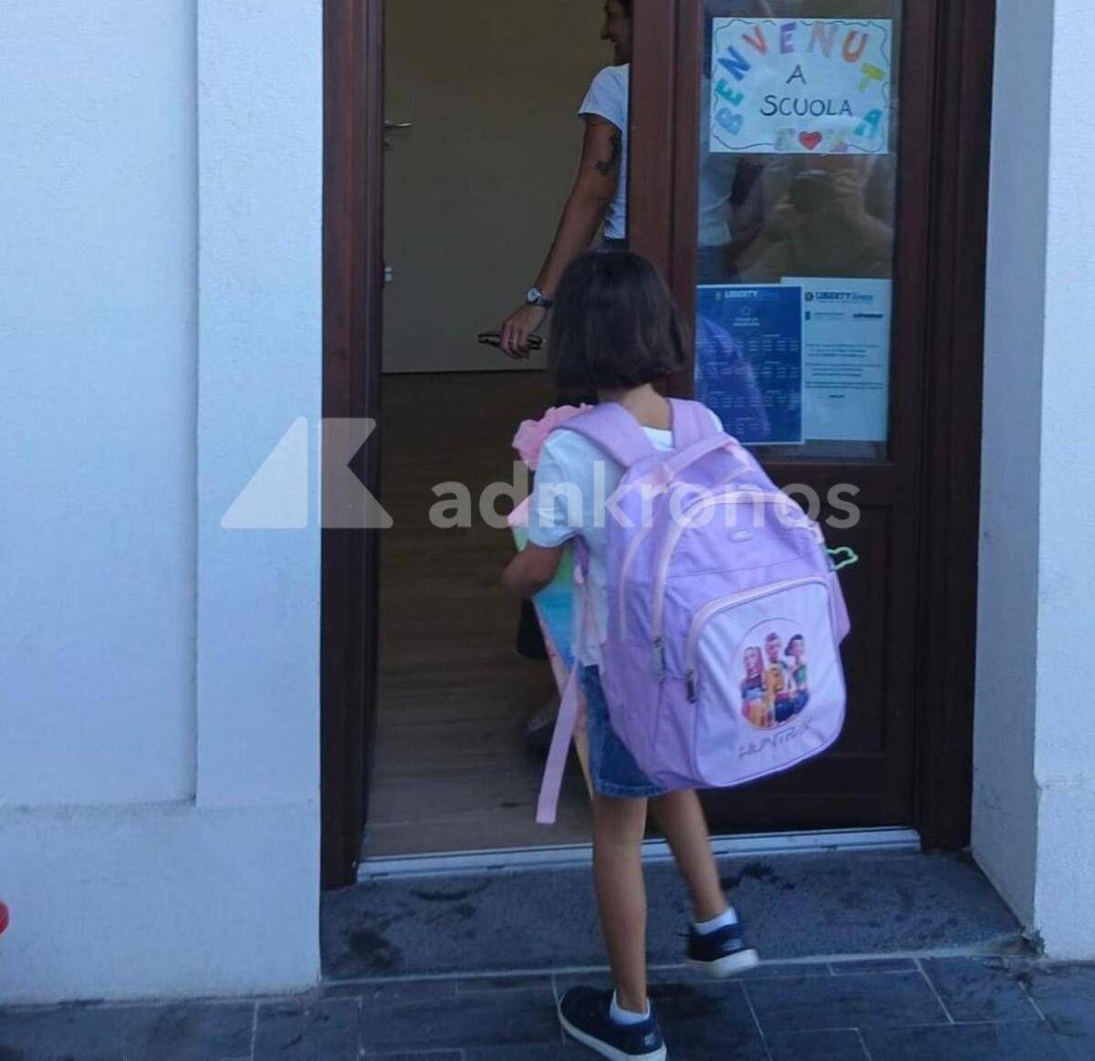 Campanella solitaria per la piccola Aysha, l'alunna che non può copiare: a scuola c'è solo lei - 