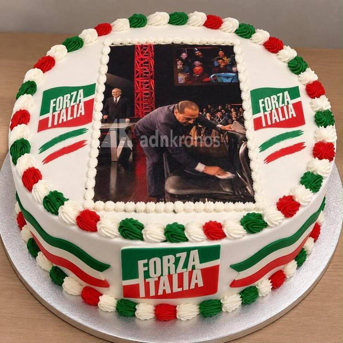 Forza Italia a Napoli ricorda il compleanno di Berlusconi, spunta la torta per il 29 settembre con il Cav che 'pulisce' la sedia di Travaglio - 